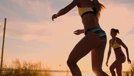 Schöne-Bikini-Mädchen-Am-Strand-Spielen-Volleyball-In-Zeitlupe